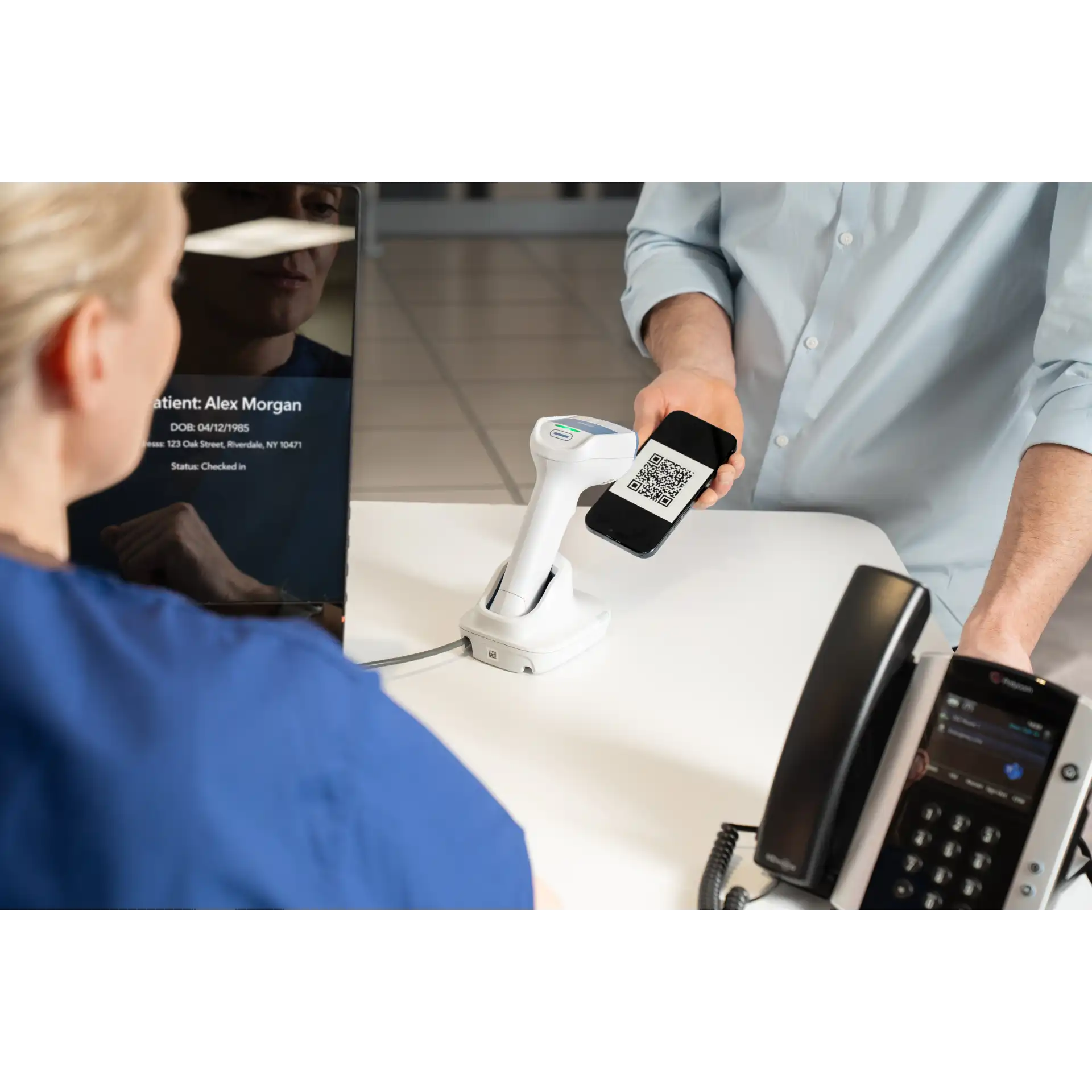 Barcode Scanner Zebra DS8288-HC – aufrecht in Ladestation, Scan eines Smartphone-QR-Codes an Anmeldung, Status-LED grün mit Funktionstaste