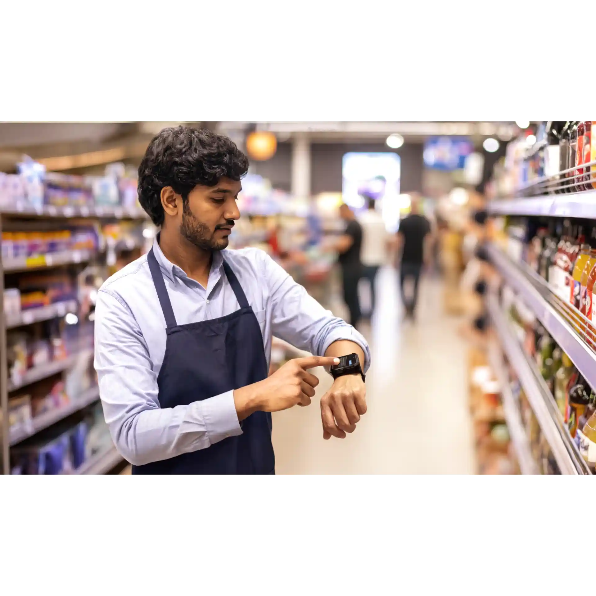 Wearable Zebra WS301 – seitliche Ansicht am Handgelenk mit aktivem Display im Supermarkt