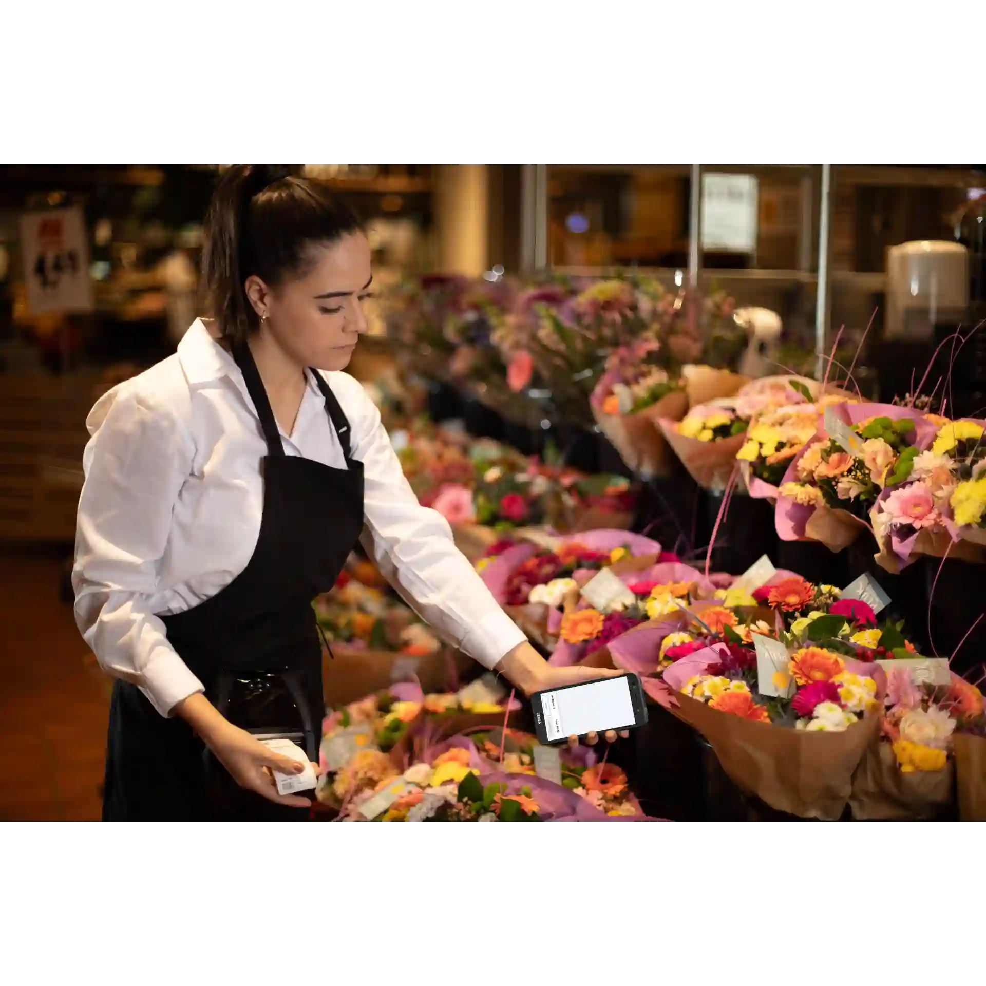 MDE-Gerät Zebra TC501 – Mitarbeiterin nutzt Gerät mit mobilem Drucker, Display an