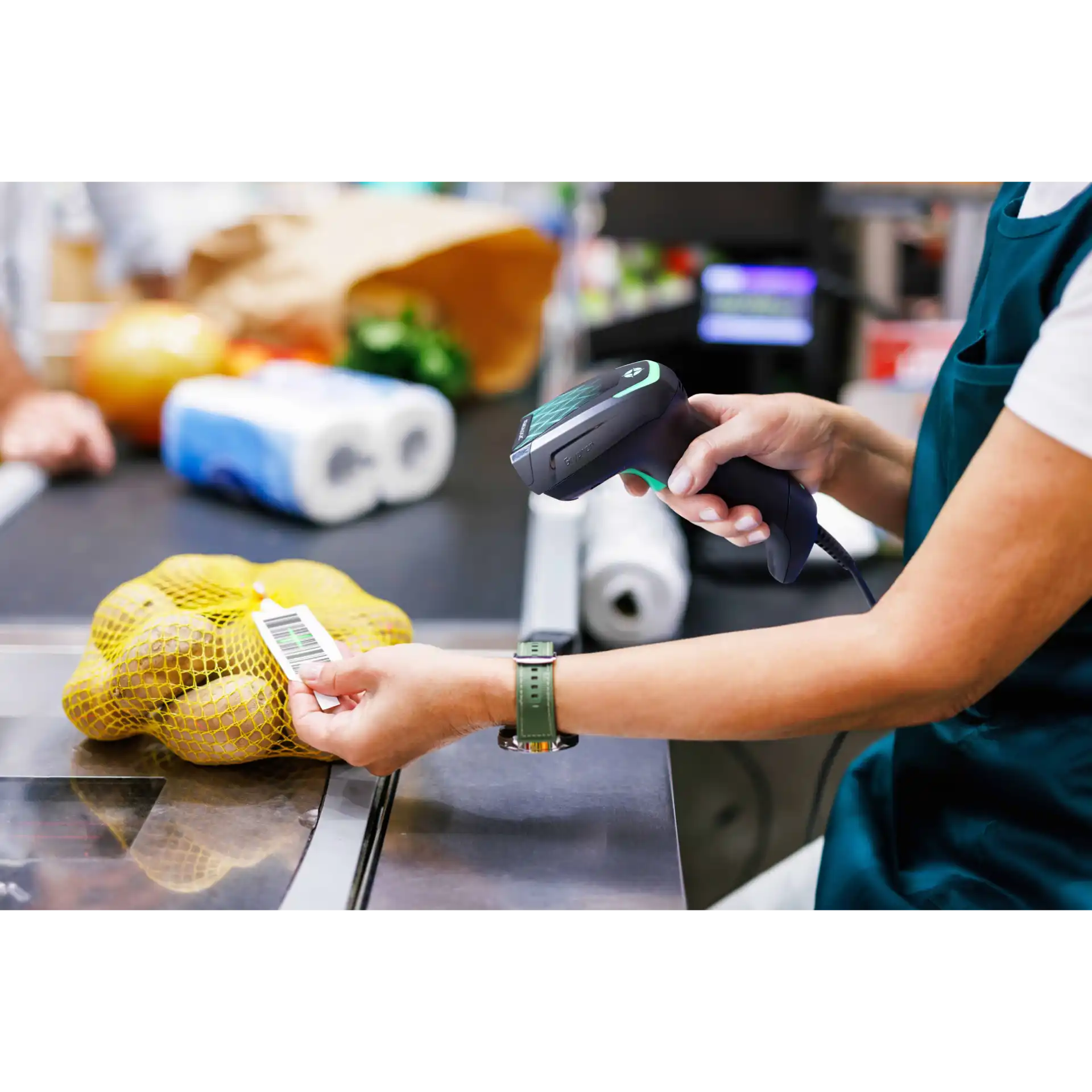 Barcode Scanner Datalogic Gryphon 4600 Serie erfasst Etikett an Supermarktkasse, seitliche Ansicht des Handgeräts mit Auslöser und Kabel