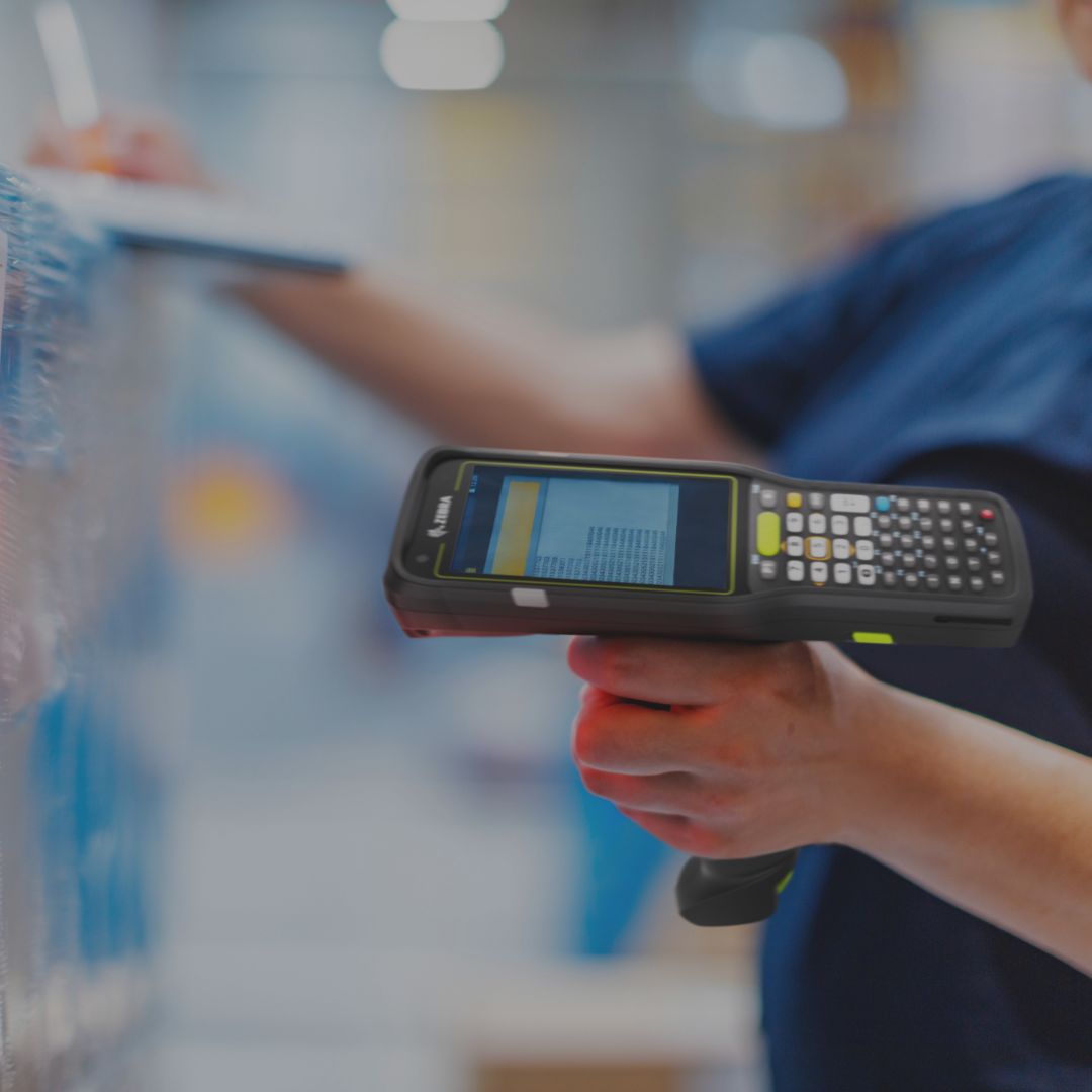 Eine Frau hält ein MDE-Gerät