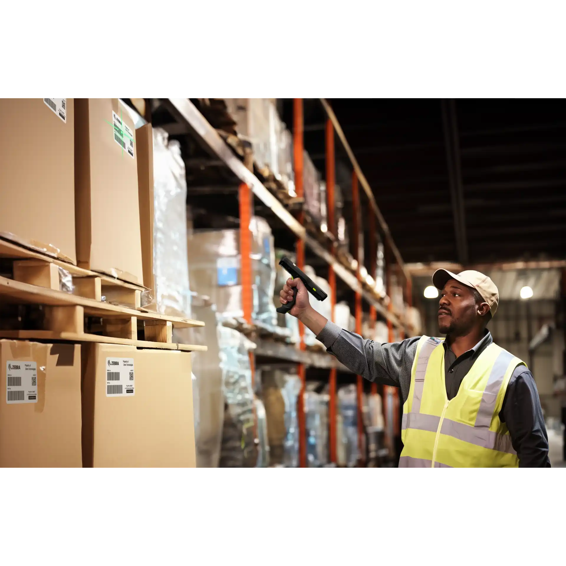 MDE Gerät Zebra MC3400/MC3450 mit Pistolengriff scannt Barcodes im Lager, Griff und Scanner genutzt.