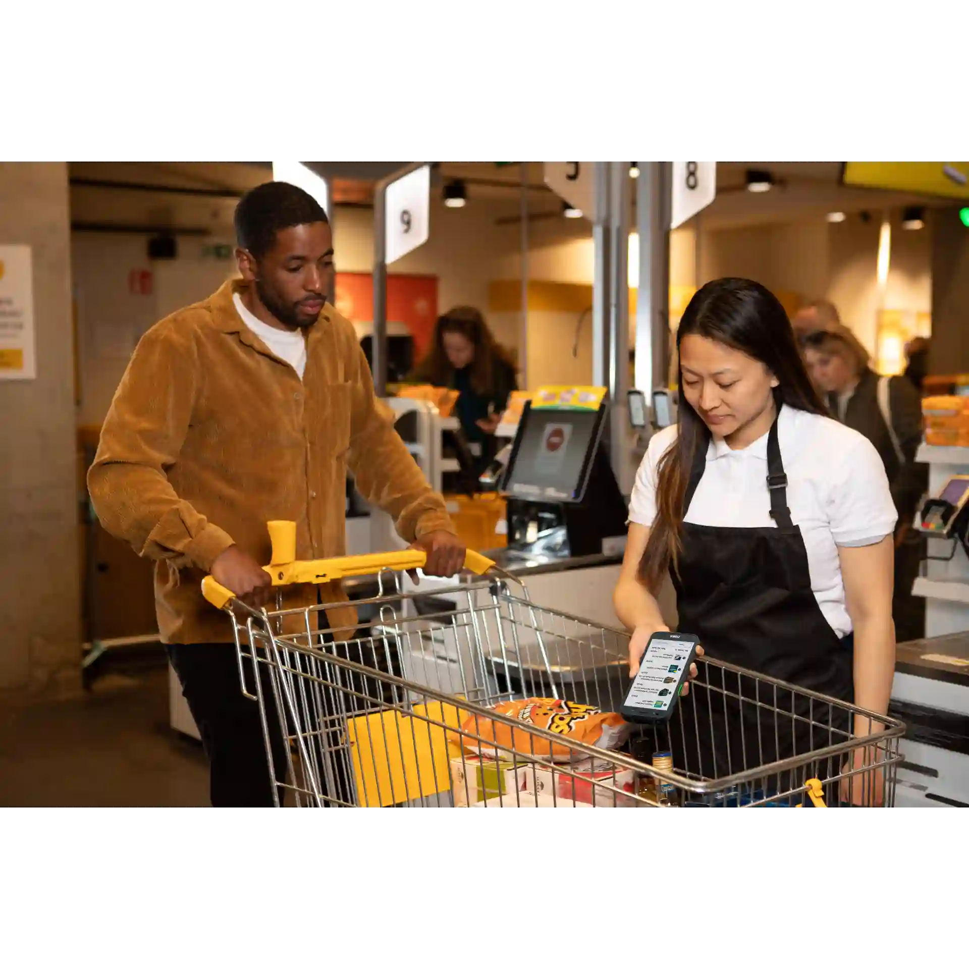 MDE-Gerät Zebra TC501 – Mitarbeiterin scannt Waren am Einkaufswagen, Display an
