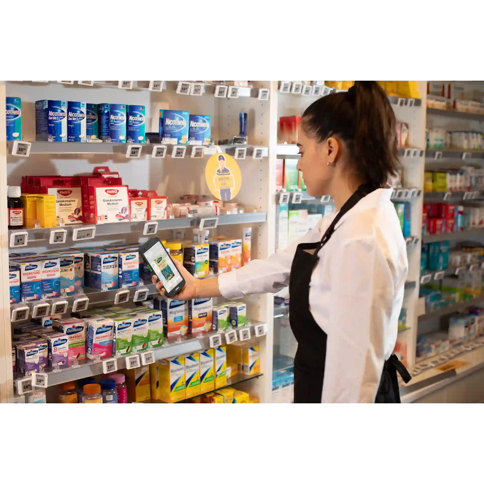 MDE-Gerät Zebra TC501 – Mitarbeiterin scannt Artikel im Regal, Display aktiv