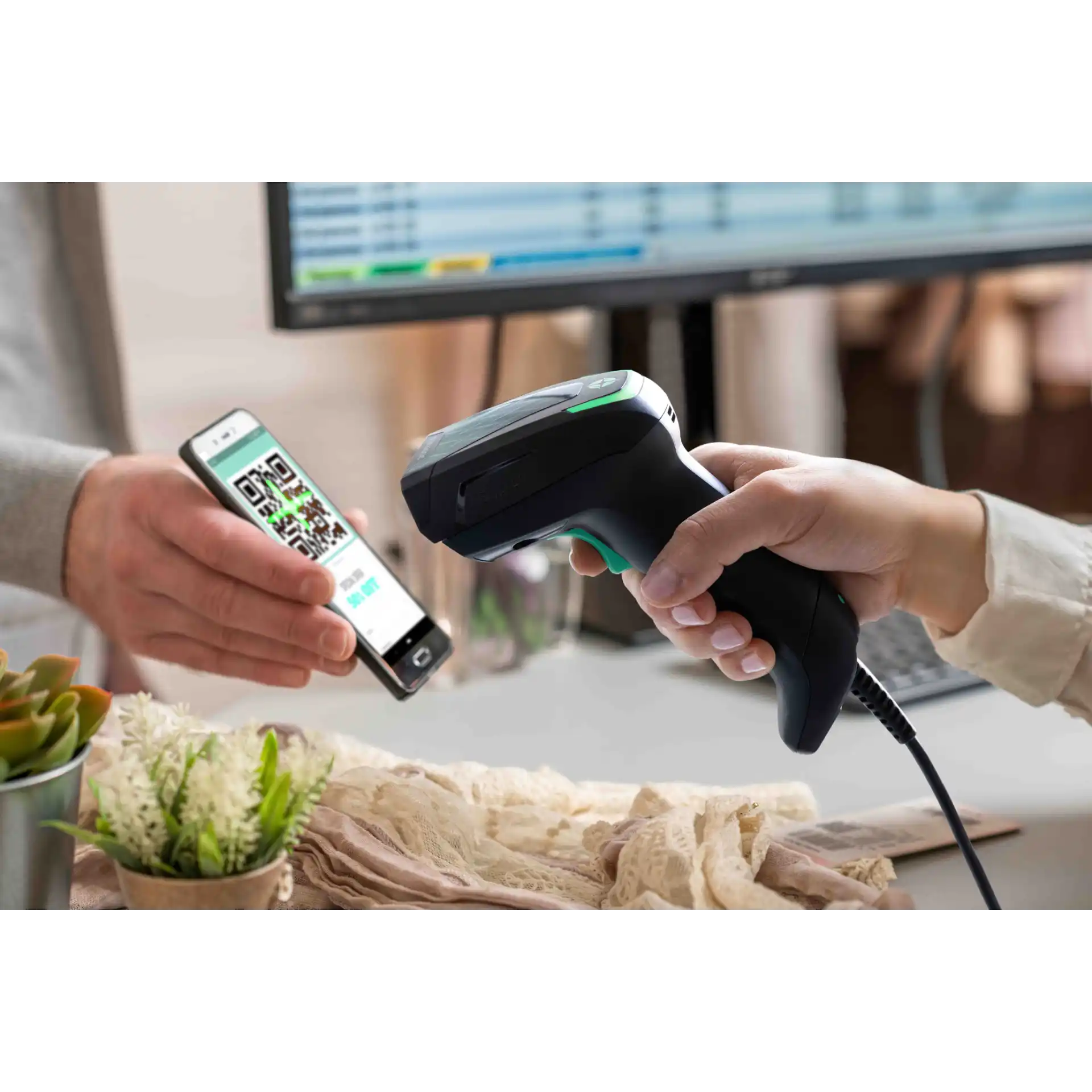 Barcode Scanner Datalogic Gryphon 4600 Serie scannt QR-Code vom Smartphone-Display, seitliche Nahaufnahme mit Kabelgriff