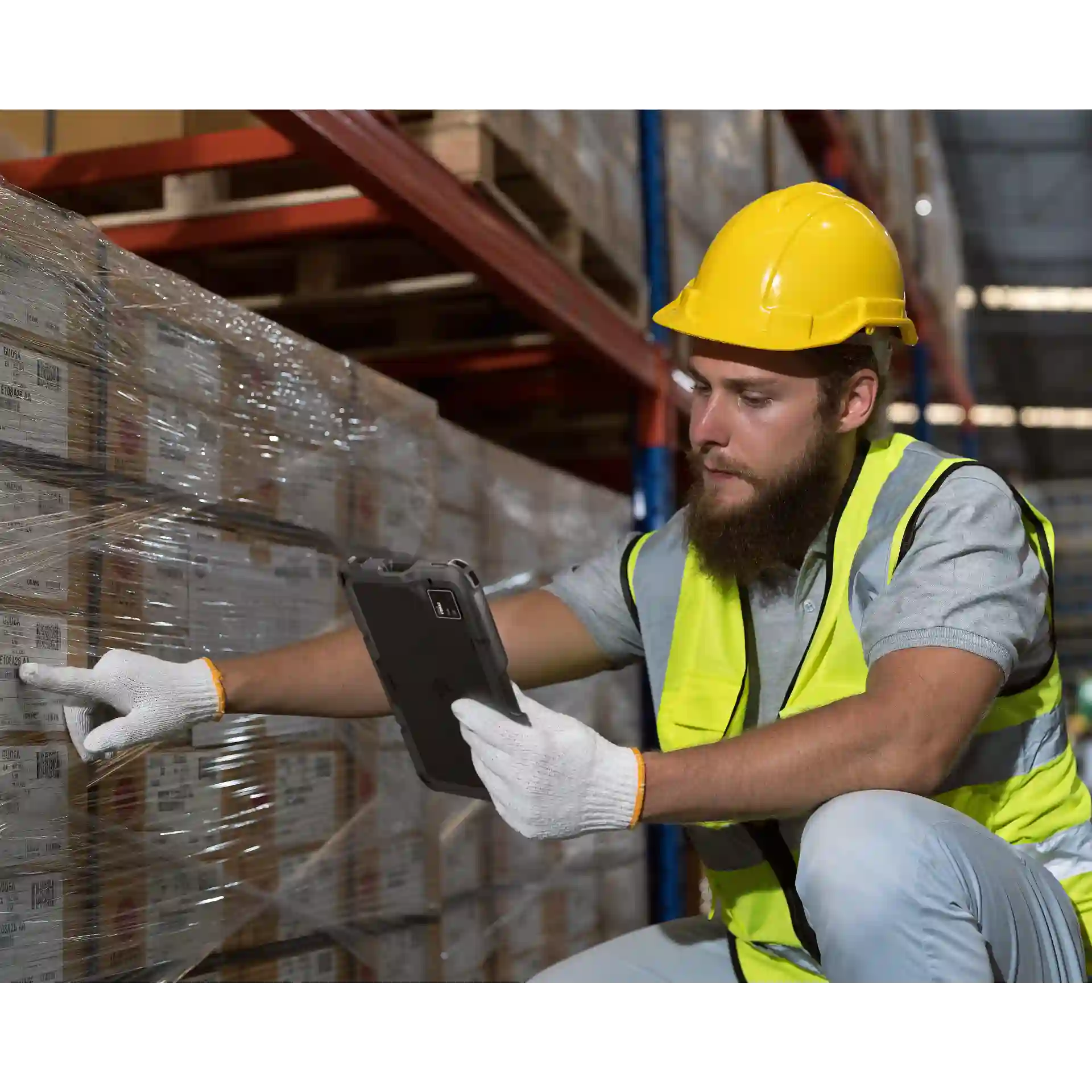 Tablet Zebra ET401 – Nutzung im Lager, Display an, Rückkamera sichtbar, seitliche Rückansicht