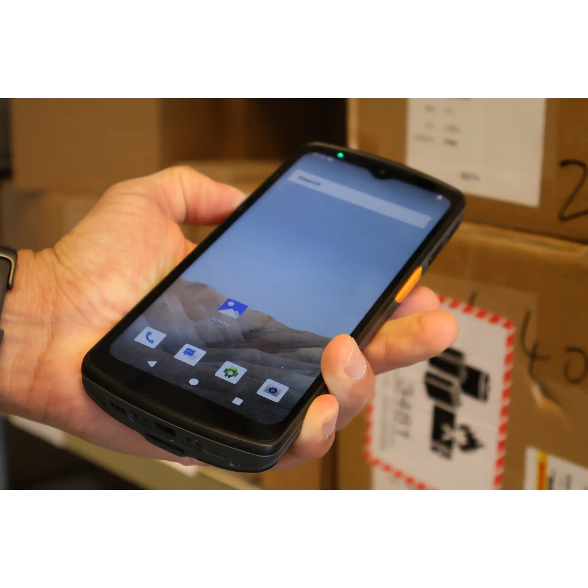 Urovo DT66 MDE Gerät in der Hand im Lager mit eingeschaltetem Display