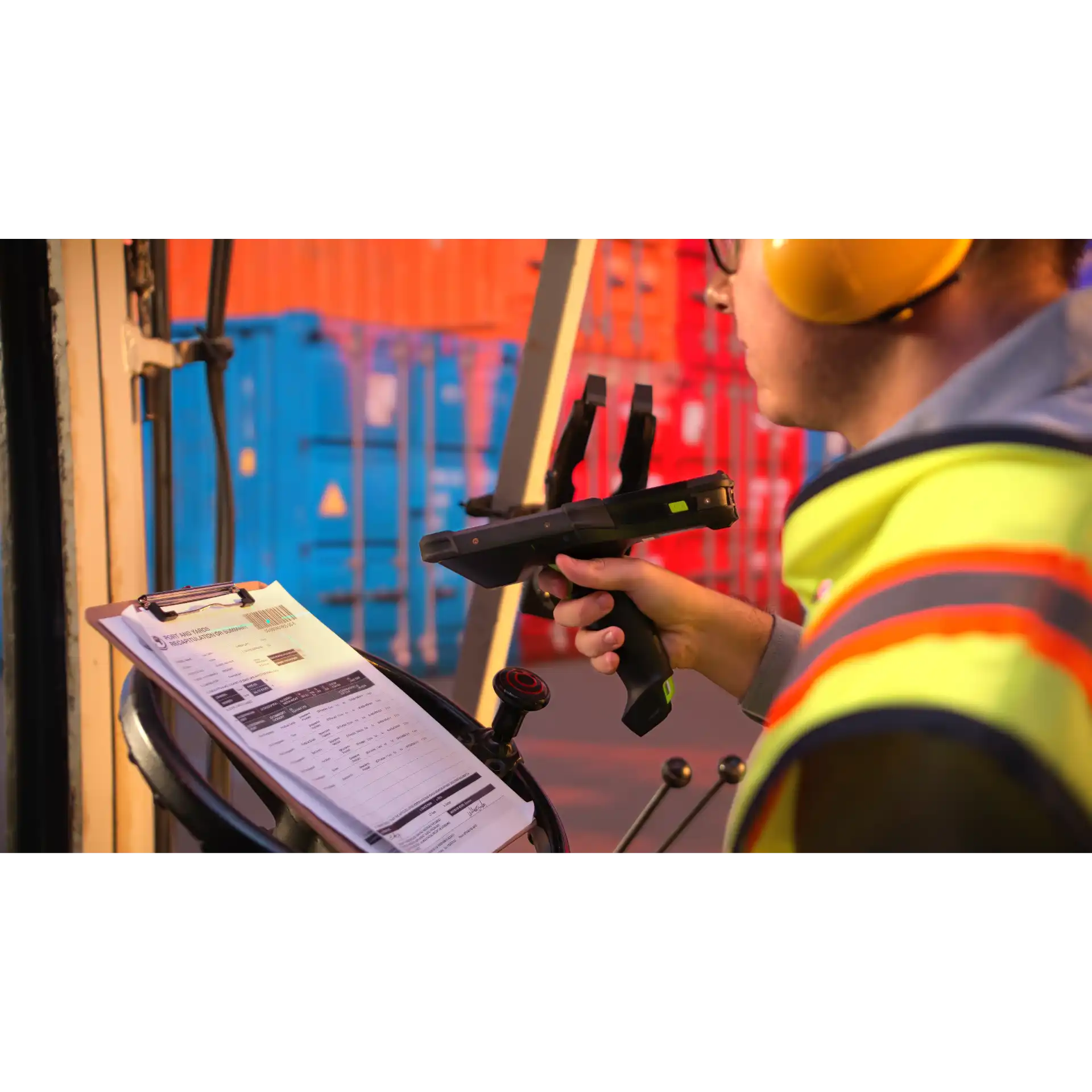 MDE-Gerät Zebra MC9400/MC9450 – seitliche Ansicht beim Scannen eines Barcodes auf Formular