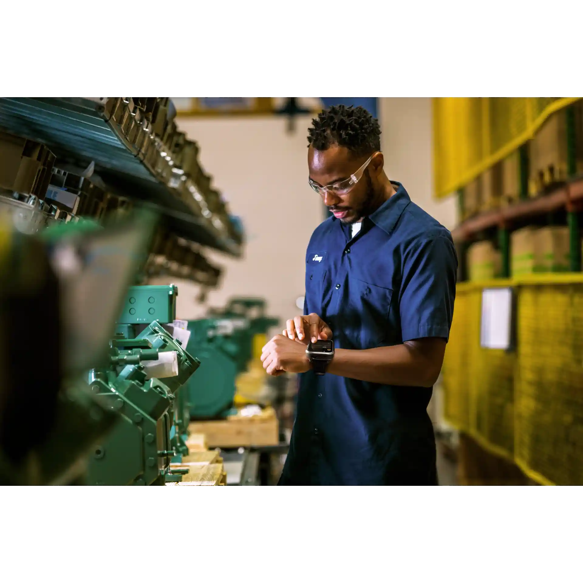 Wearable Zebra WS301 – am Handgelenk mit aktivem Display an Werkbank