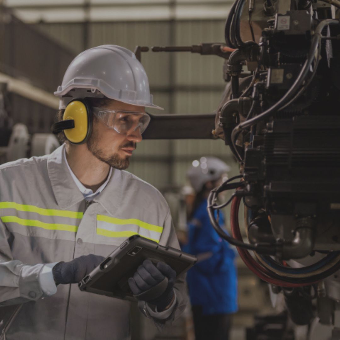 Ein Produktionsmitarbeiter an einer Maschine