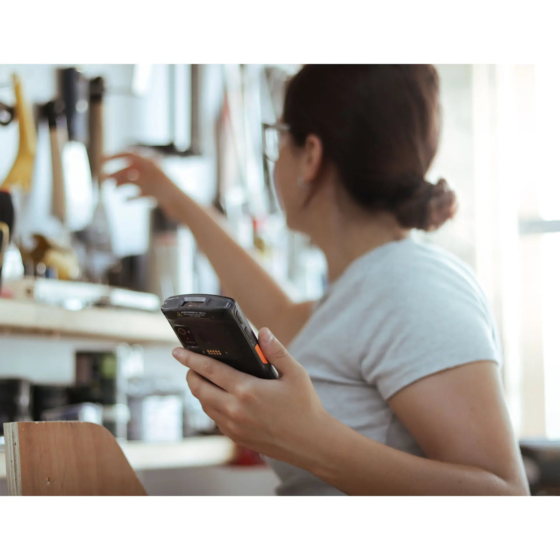 Urovo DT66 MDE Gerät im Einsatz in einer Werkstatt, obere Rückseite mit Scanner und Kamera