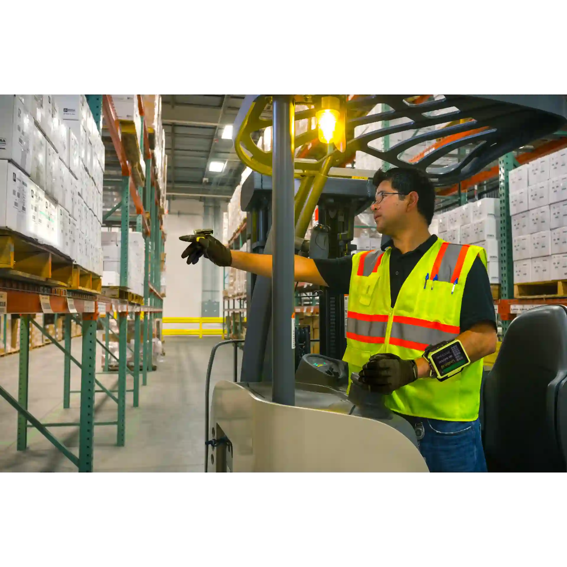 Wearable Zebra WT6400 – seitlich im Stapler mit RS6100 und eingeschaltetem Display beim Scannen
