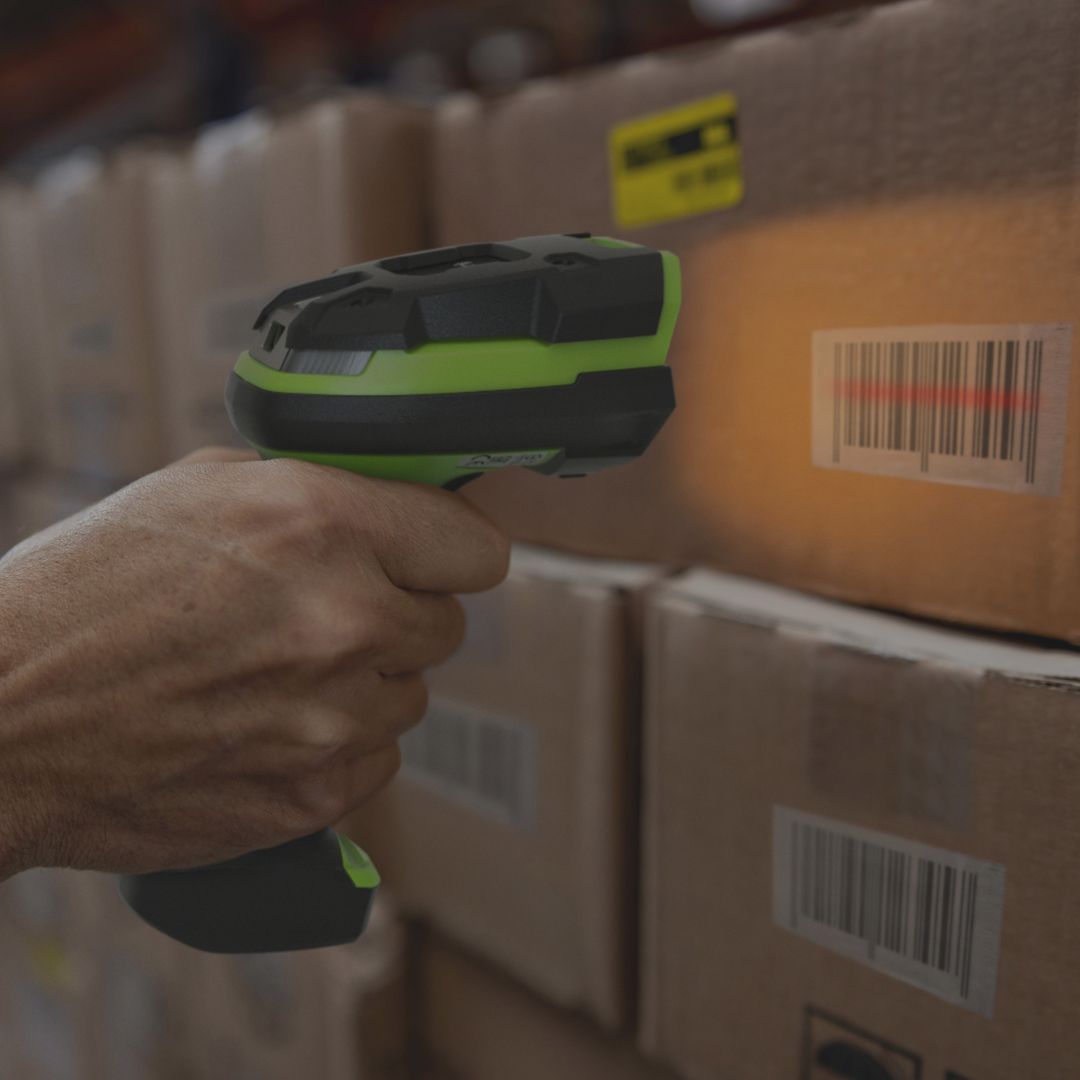 EIne Frau hält einen BLuetooth-Barcode-Scanner und ein Smartphone