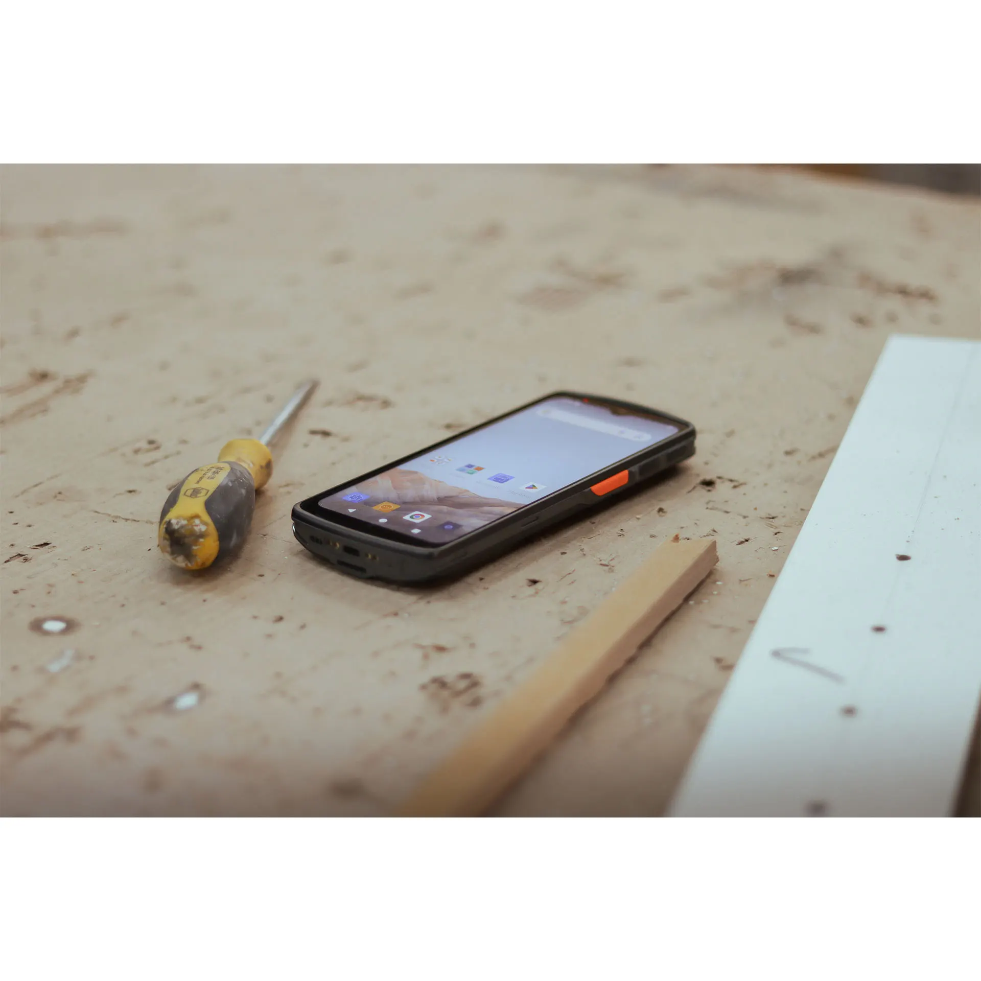 Urovo DT66 MDE Gerät, Frontansicht auf Werkbank, Display eingeschaltet