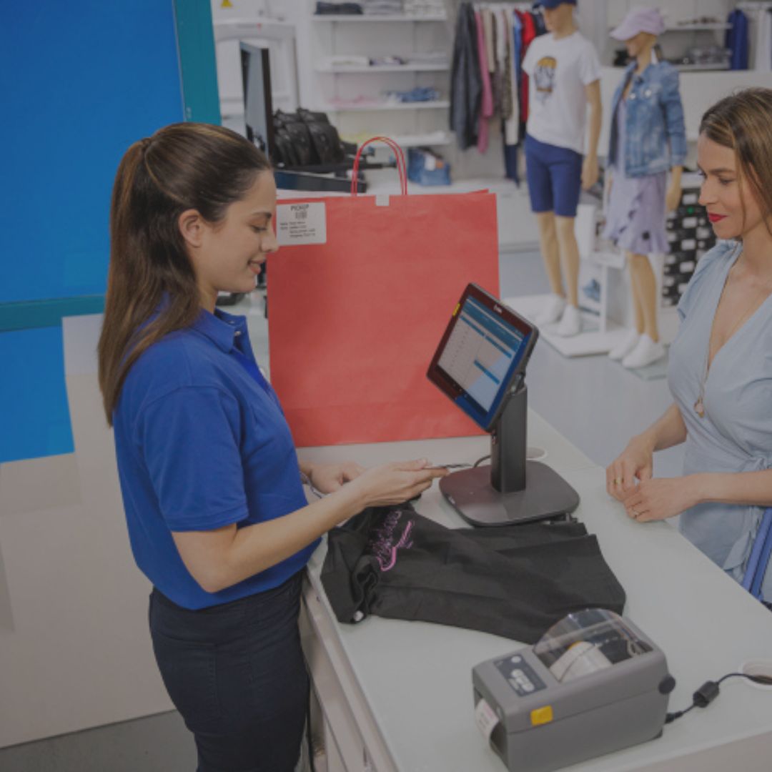 Blick von seitlich oben auf einen Kassiervorgang