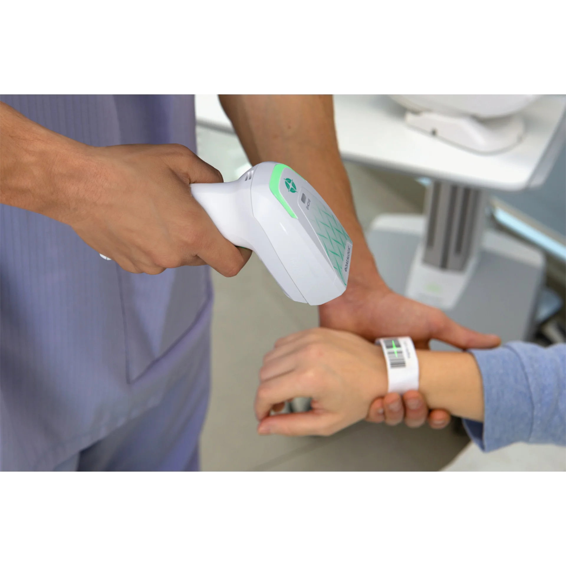 Barcode Scanner Datalogic Gryphon 4600-HC-Serie seitlich, Pflegekraft scannt Patientenarmband am Handgelenk, grüne LED aktiv