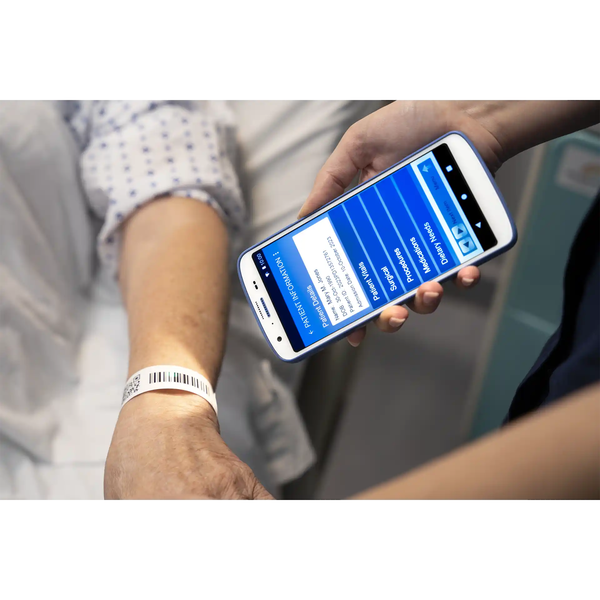 Zebra HC20/HC25/HC50/HC55 MDE Gerät scannt Patientenarmband, Display eingeschaltet, Nahaufnahme der Anwendung.