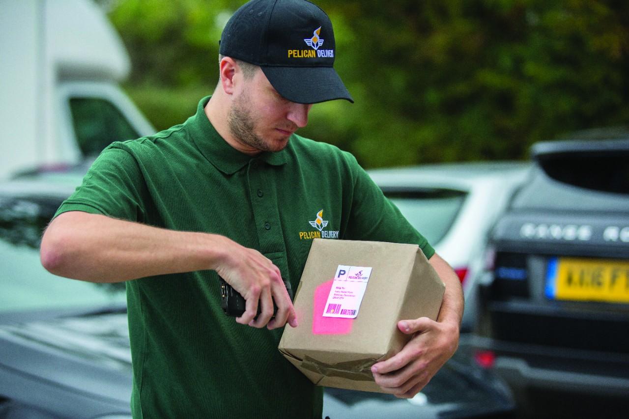 dsd-photography-application-courier-scanning-tc26-print-300dpi Mobilterminal Zebra TC21 bei der Paketauslieferung