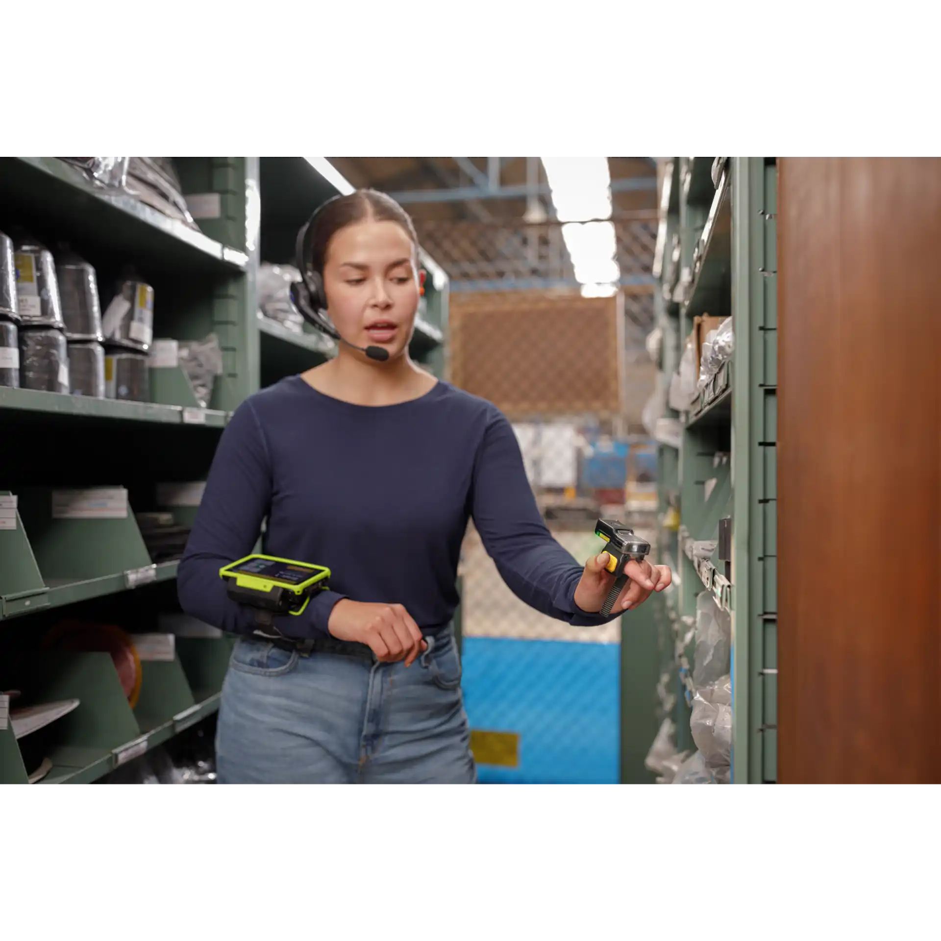 Wearable Zebra WT6400 – vorne im Lager mit RS5100 und aktivem Display beim Scannen