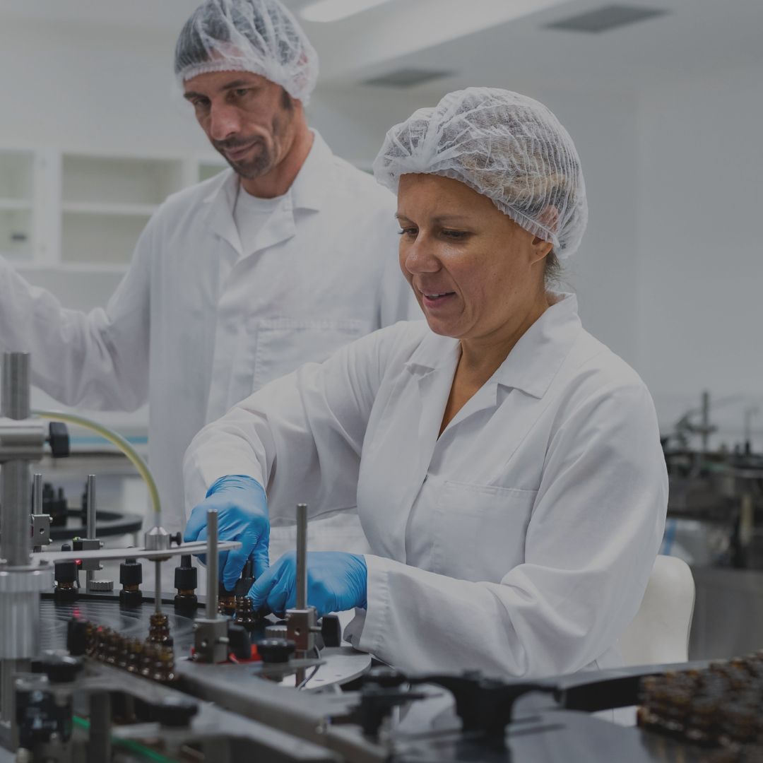 Eine Frau und ein Mann an einer Maschine im Labor