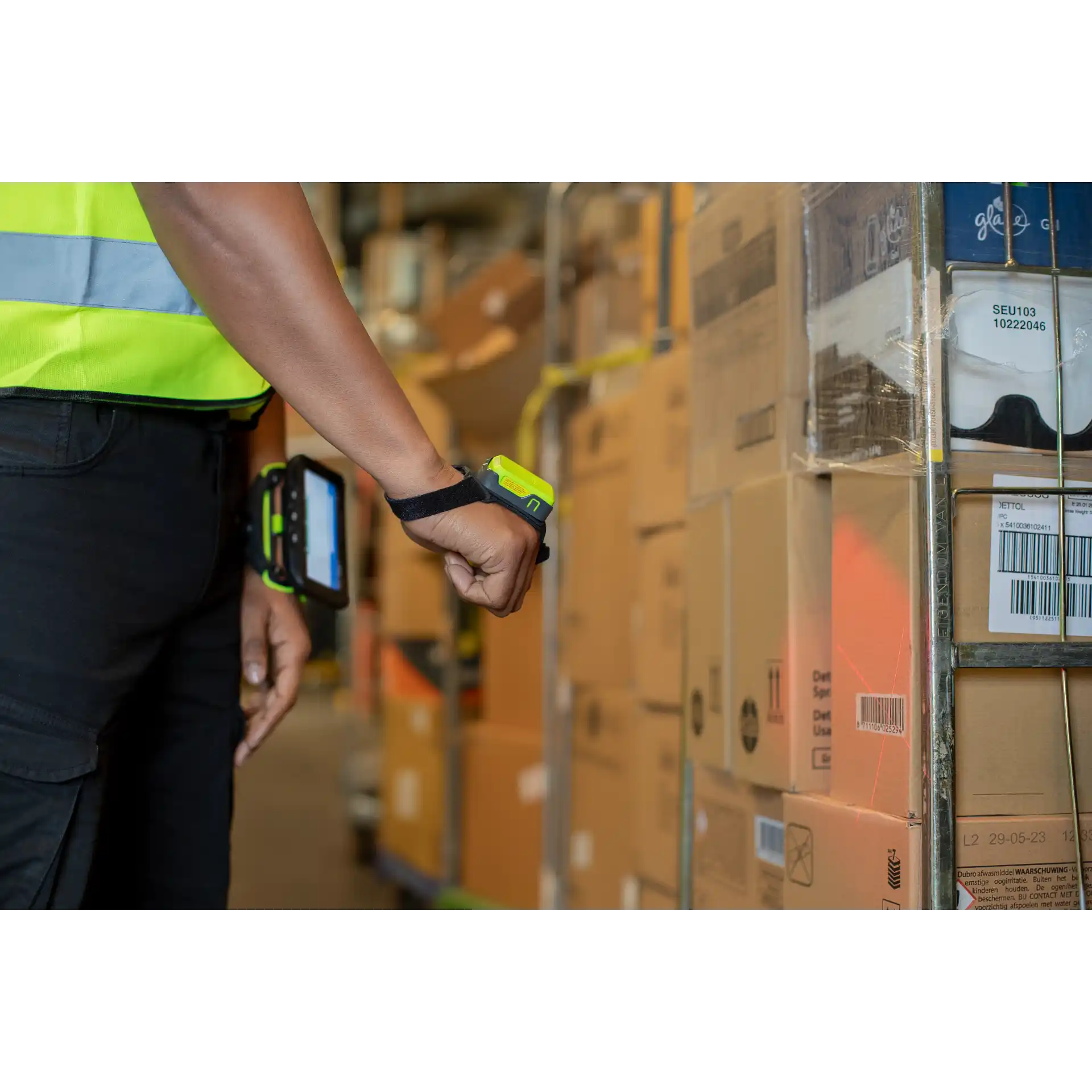 Wearable Zebra WT5400 – Einsatz im Lager mit RS2100 beim Scannen eines Pakets