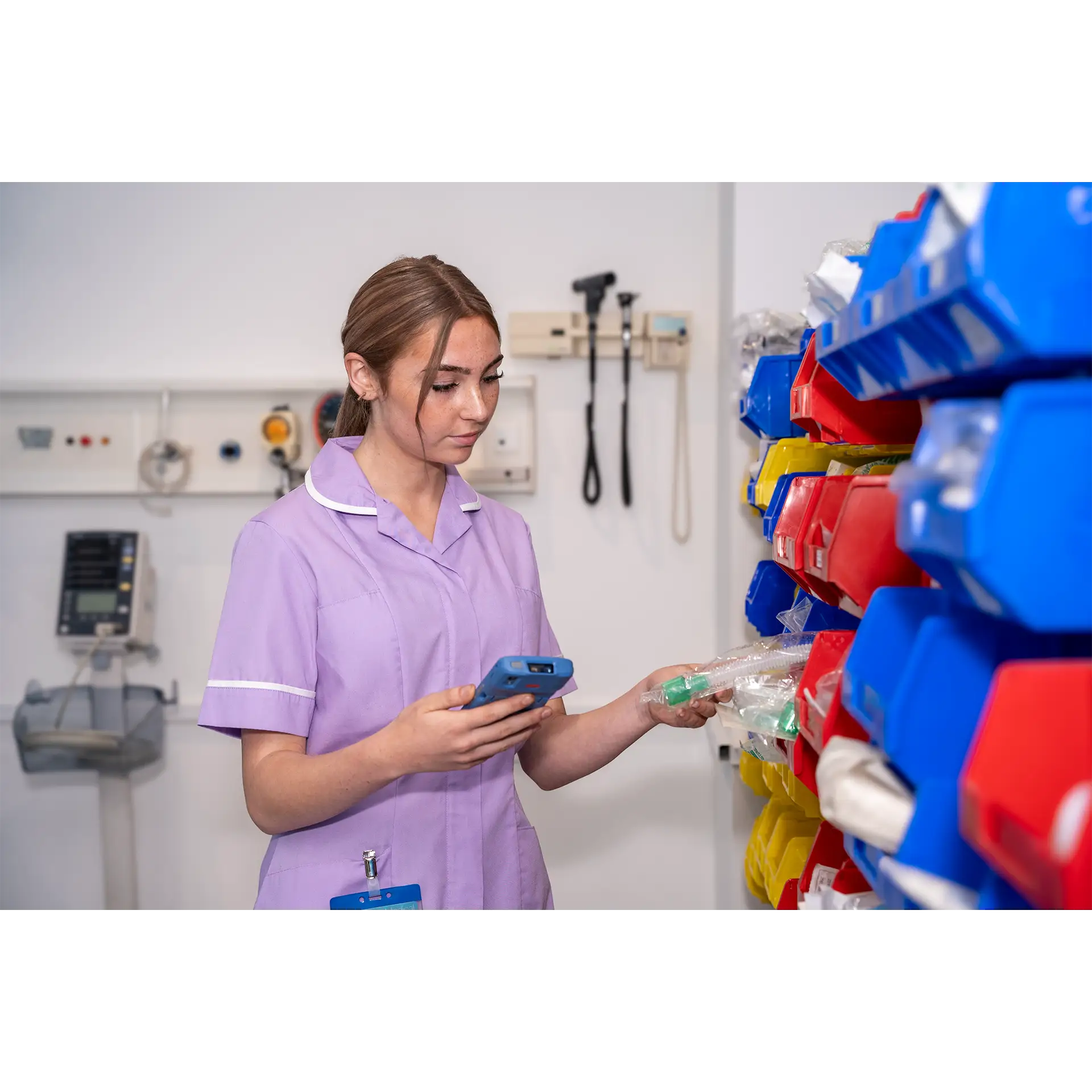 Zebra HC20/HC25/HC50/HC55 MDE Gerät im medizinischen Lager, Display eingeschaltet, Bedienung mit rechter Hand, seitliche Ansicht.