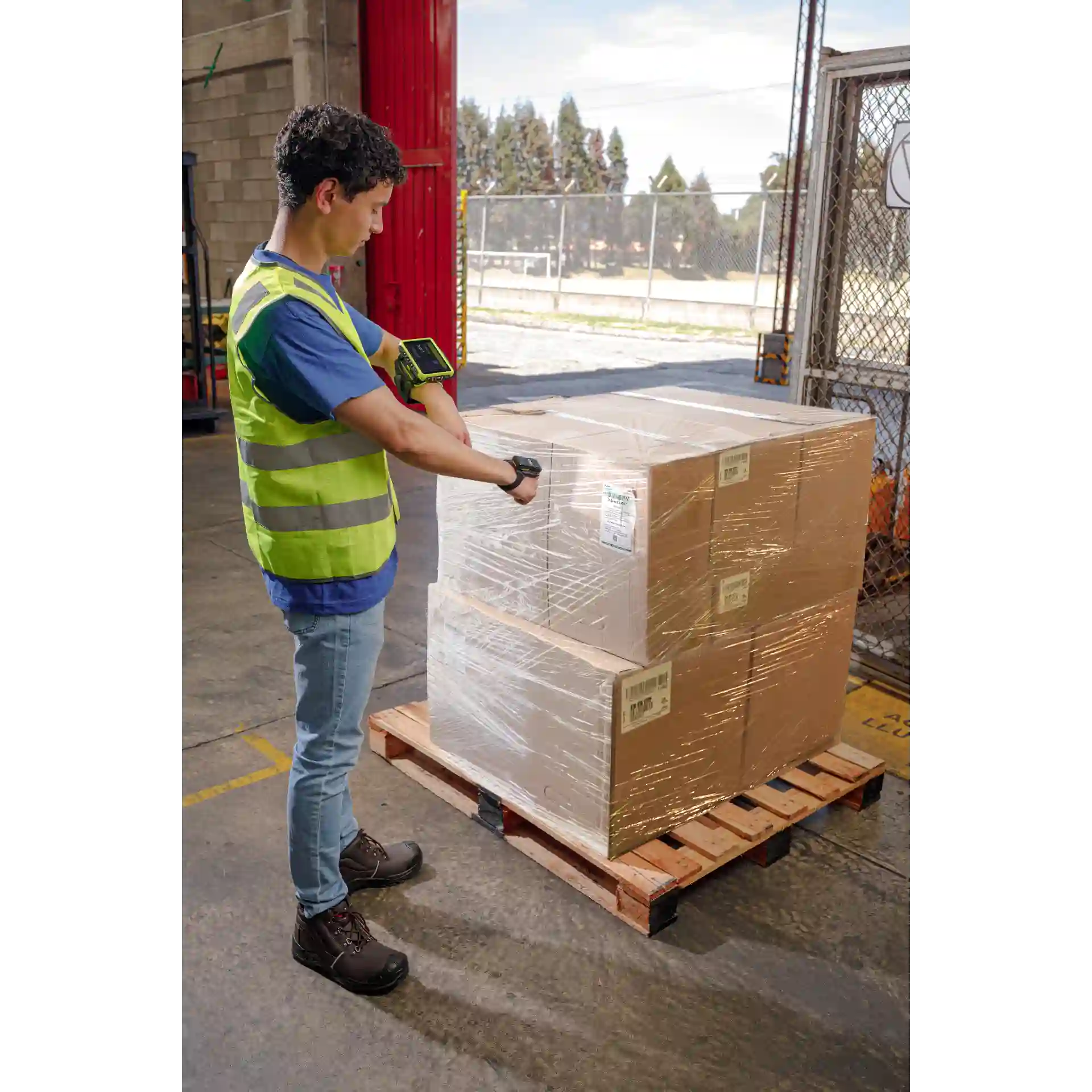 Wearable Zebra WT6400 – seitlich mit RS6100 und Display an beim Scannen von Paletten