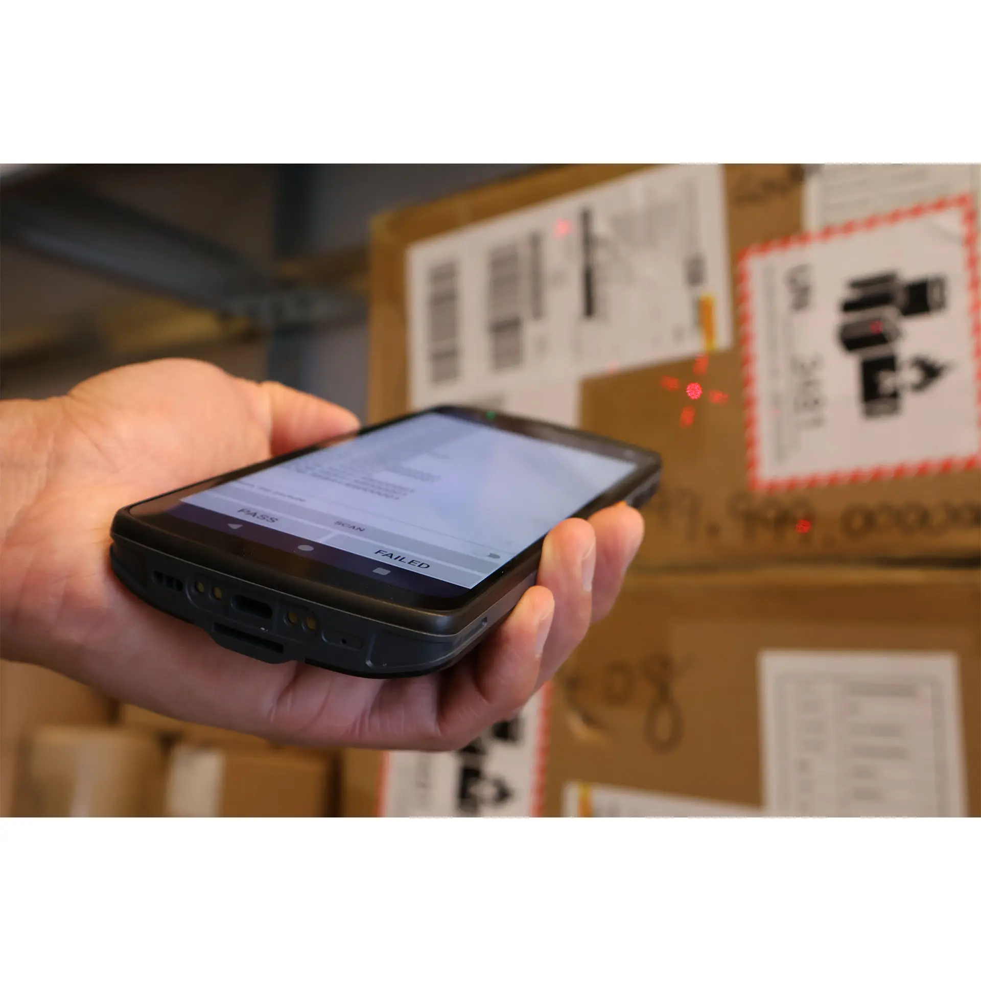 Urovo DT66 MDE Gerätbeim Scannen eines Paketetikettes im Lager